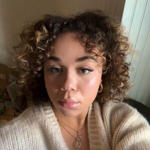 Meet your Posher, Abi